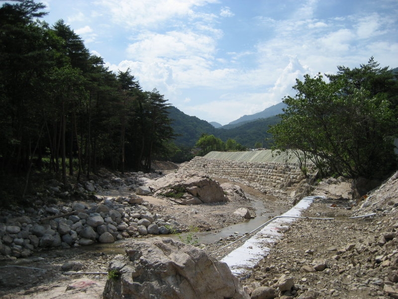 Photo 1 - Osaek Creek Construction Work 2007_06_23 - Seoraksan National Park - Korea - IMG_0336