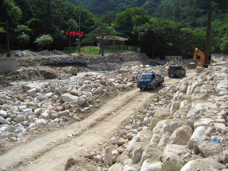 Photo 3 - Osaek Creek Construction Work 2007_06_23 - Seoraksan National Park - Korea - IMG_0342