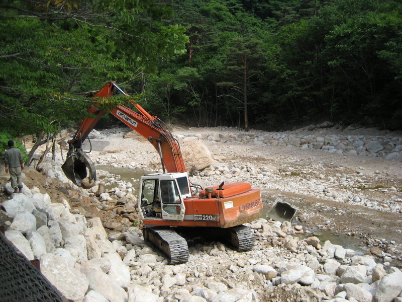 Photo 6 - Osaek Creek Construction Work 2007_06_23 - Seoraksan National Park - Korea - IMG_0347