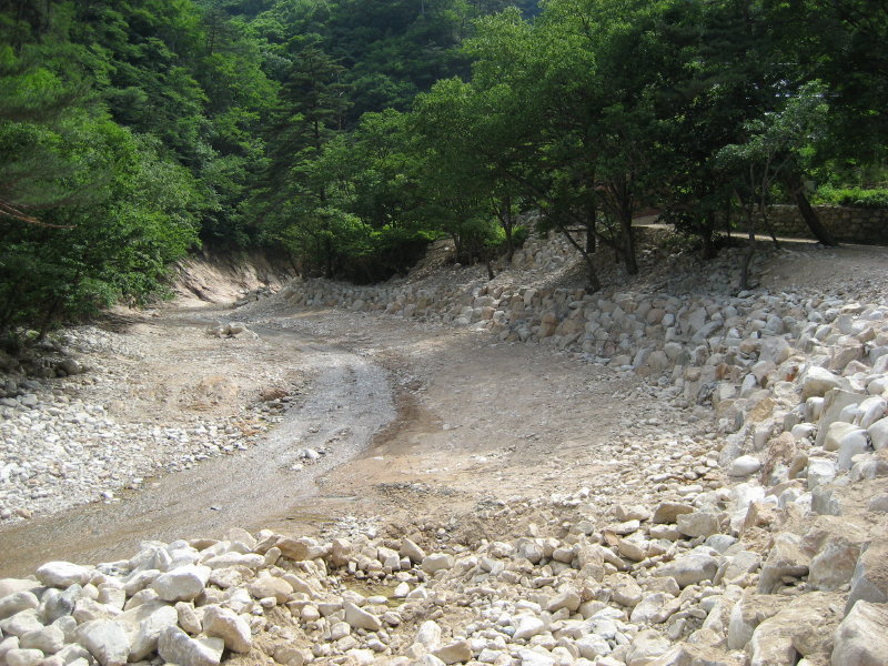 Photo 7 - Osaek Creek Construction Work 2007_06_23 - Seoraksan National Park - Korea - IMG_0348